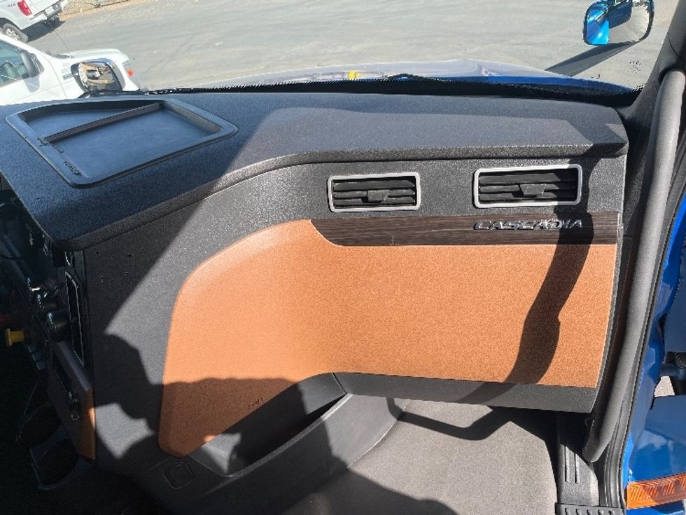 Sleeper Tractor-Heavy Duty Tractors-Freightliner-2021-T12664ST-El Paso-TX-521,289\n\t\tmiles-$ 60,500 - Image 14