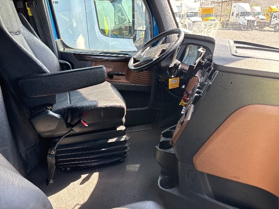 Sleeper Tractor-Heavy Duty Tractors-Freightliner-2021-T12664ST-El Paso-TX-521,289\n\t\tmiles-$ 60,500 - Image 15