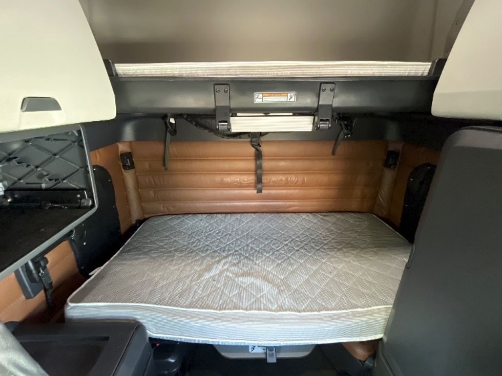 Sleeper Tractor-Heavy Duty Tractors-Freightliner-2021-T12664ST-El Paso-TX-521,289\n\t\tmiles-$ 60,500 - Image 16