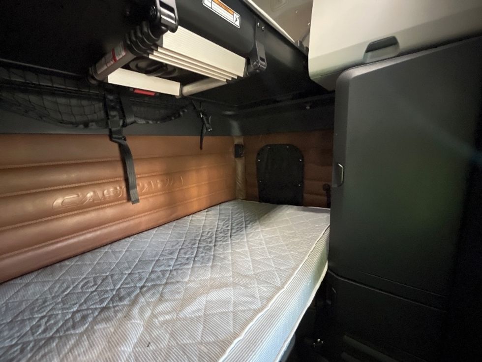 Sleeper Tractor-Heavy Duty Tractors-Freightliner-2021-T12664ST-El Paso-TX-521,289\n\t\tmiles-$ 60,500 - Image 18