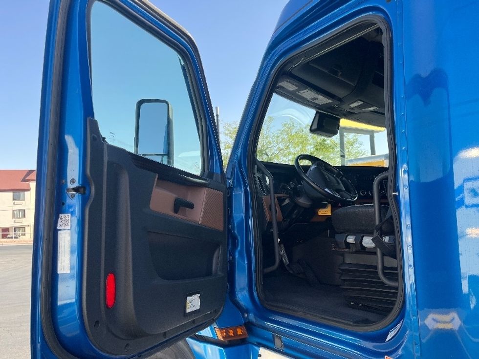 Sleeper Tractor-Heavy Duty Tractors-Freightliner-2021-T12664ST-El Paso-TX-521,289\n\t\tmiles-$ 60,500 - Image 9