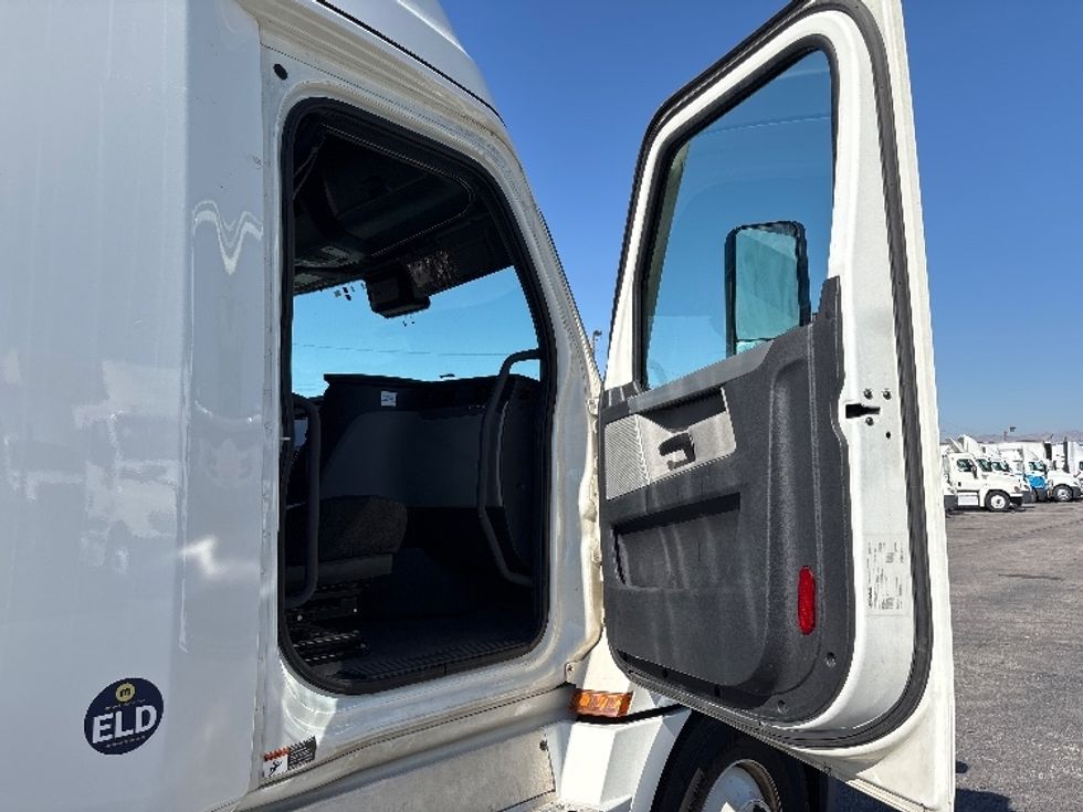 Sleeper Tractor-Heavy Duty Tractors-Freightliner-2021-T12664ST-El Paso-TX-542,101\n\t\tmiles-$ 65,750 - Image 13