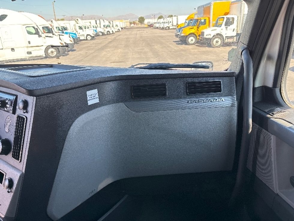 Sleeper Tractor-Heavy Duty Tractors-Freightliner-2021-T12664ST-El Paso-TX-542,101\n\t\tmiles-$ 65,750 - Image 14