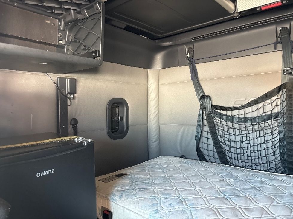 Sleeper Tractor-Heavy Duty Tractors-Freightliner-2021-T12664ST-El Paso-TX-542,101\n\t\tmiles-$ 65,750 - Image 19