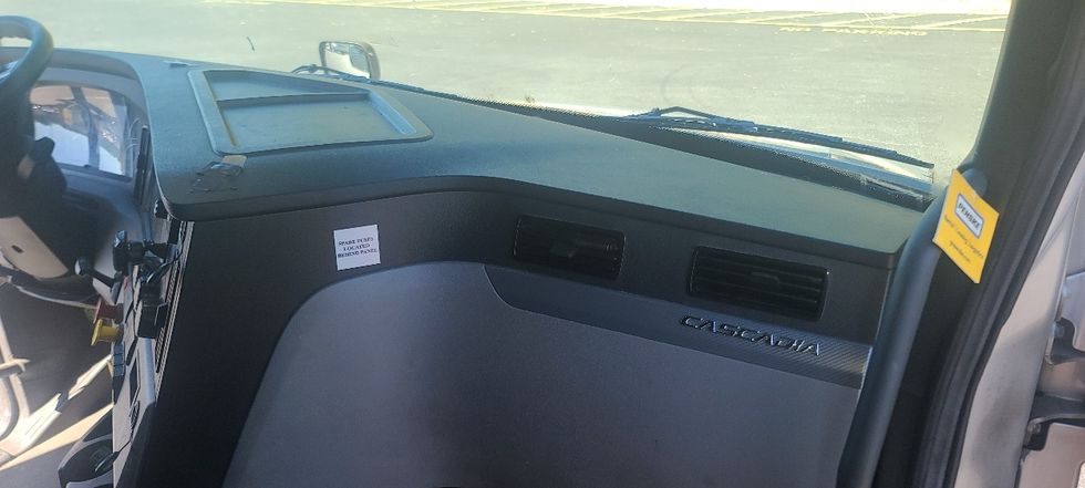 Sleeper Tractor-Heavy Duty Tractors-Freightliner-2021-T12664ST-El Paso-TX-557,182\n\t\tmiles-$ 64,750 - Image 13