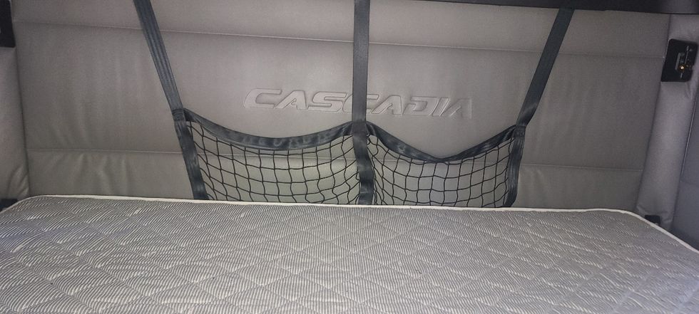 Sleeper Tractor-Heavy Duty Tractors-Freightliner-2021-T12664ST-El Paso-TX-557,182\n\t\tmiles-$ 64,750 - Image 16