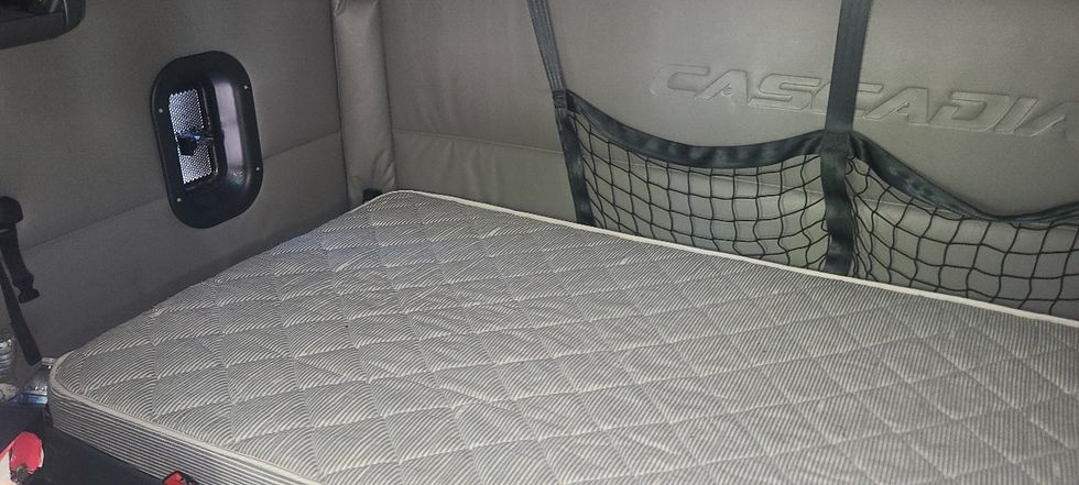 Sleeper Tractor-Heavy Duty Tractors-Freightliner-2021-T12664ST-El Paso-TX-557,182\n\t\tmiles-$ 64,750 - Image 18