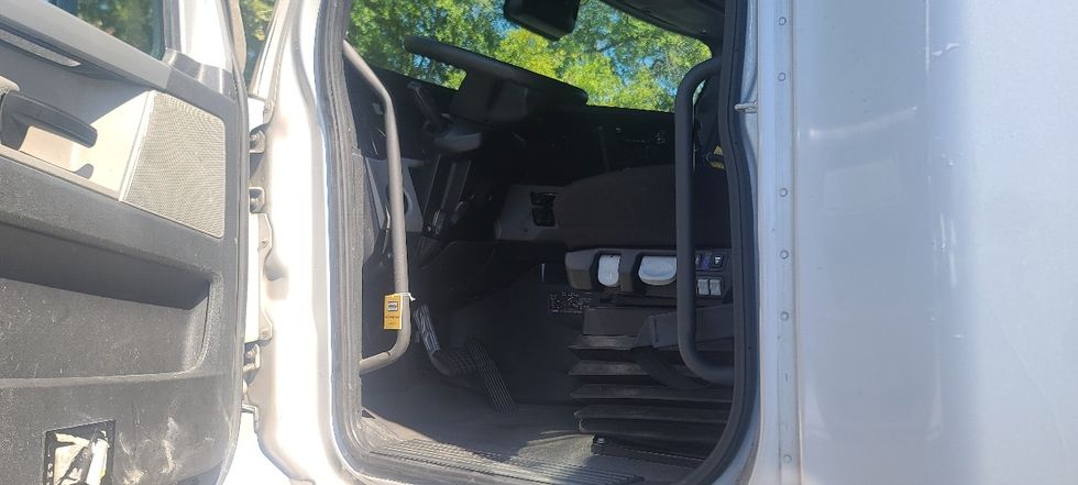 Sleeper Tractor-Heavy Duty Tractors-Freightliner-2021-T12664ST-El Paso-TX-557,182\n\t\tmiles-$ 64,750 - Image 9