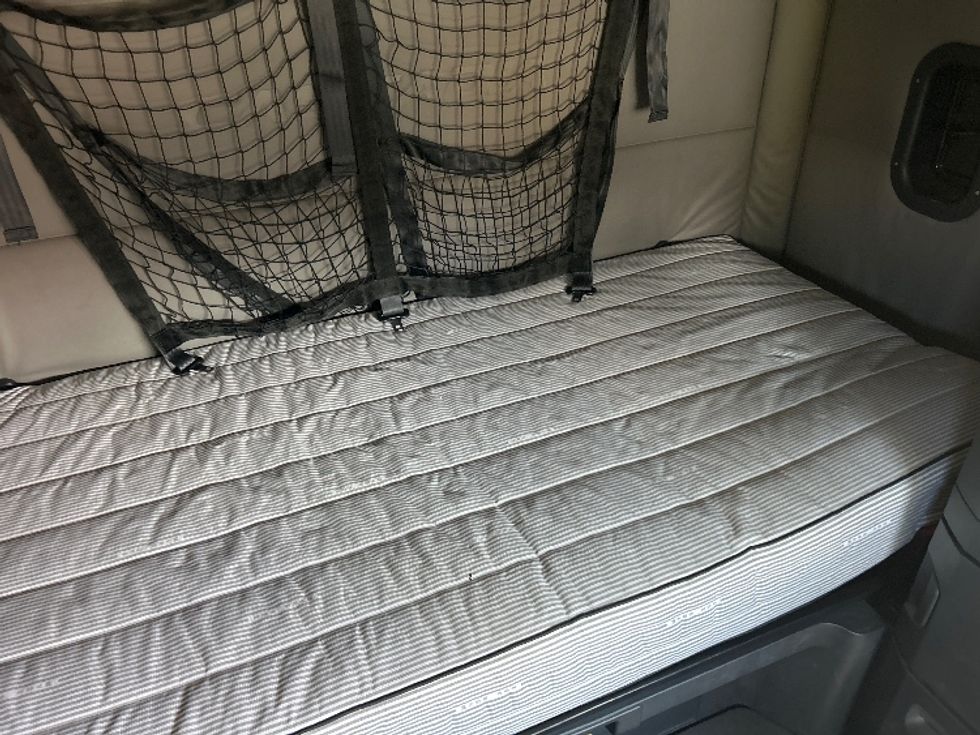 Sleeper Tractor-Heavy Duty Tractors-Freightliner-2021-T12664ST-El Paso-TX-620,055\n\t\tmiles-$ 59,250 - Image 17