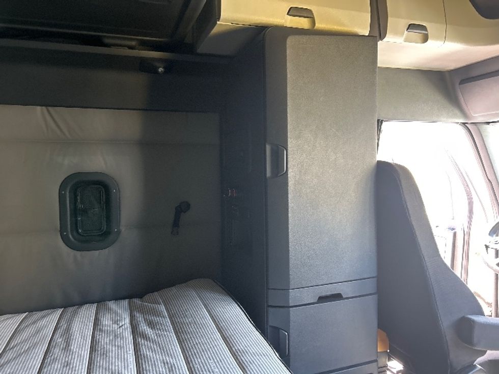 Sleeper Tractor-Heavy Duty Tractors-Freightliner-2021-T12664ST-El Paso-TX-620,055\n\t\tmiles-$ 59,250 - Image 18