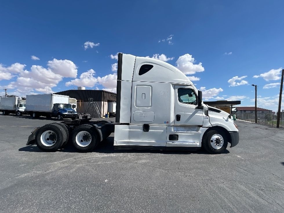 Sleeper Tractor-Heavy Duty Tractors-Freightliner-2021-T12664ST-El Paso-TX-620,055\n\t\tmiles-$ 59,250 - Image 8