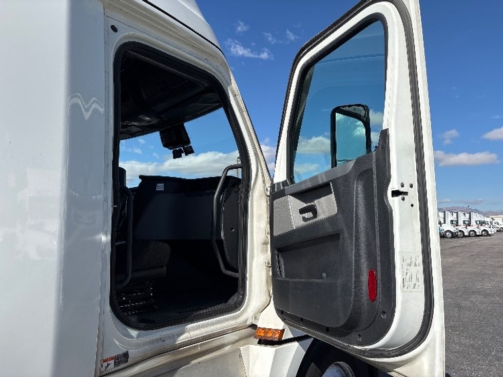 Sleeper Tractor-Heavy Duty Tractors-Freightliner-2021-T12664ST-El Paso-TX-636,429\n\t\tmiles-$ 57,500 - Image 13