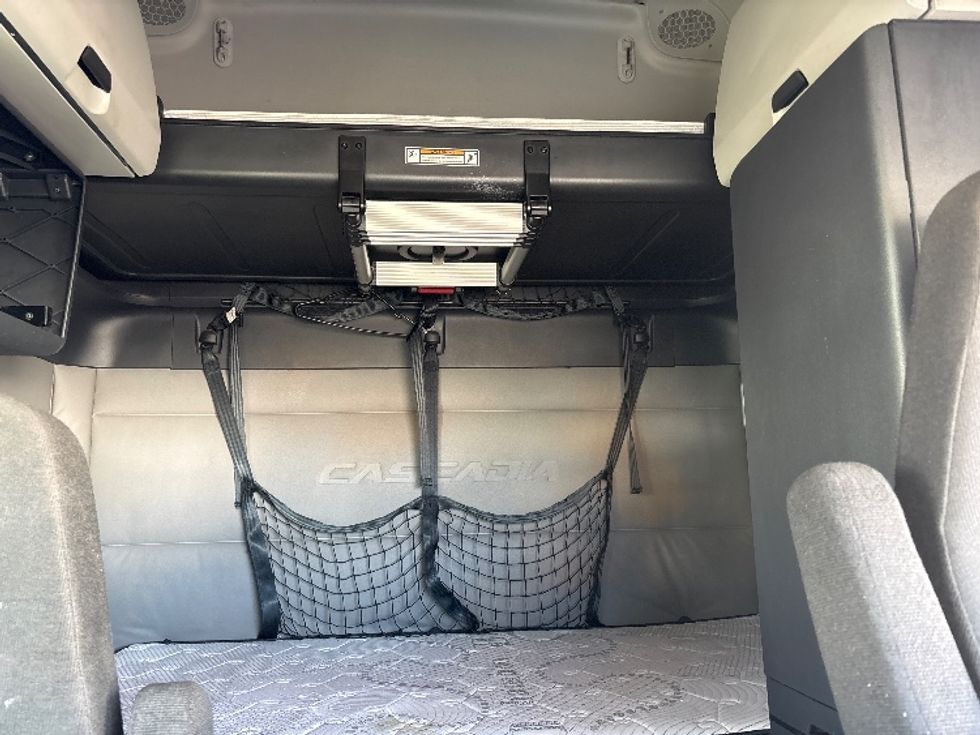 Sleeper Tractor-Heavy Duty Tractors-Freightliner-2021-T12664ST-El Paso-TX-636,429\n\t\tmiles-$ 57,500 - Image 16