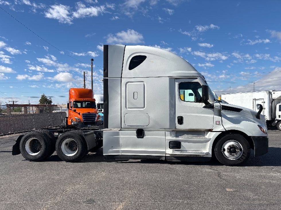 Sleeper Tractor-Heavy Duty Tractors-Freightliner-2021-T12664ST-El Paso-TX-636,429\n\t\tmiles-$ 57,500 - Image 8