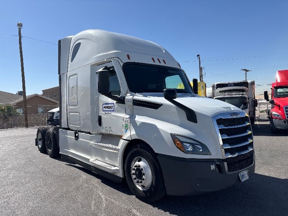Sleeper Tractor-Heavy Duty Tractors-Freightliner-2021-T12664ST-El Paso-TX-731,993\n\t\tmiles-$ 39,250 - Image 1