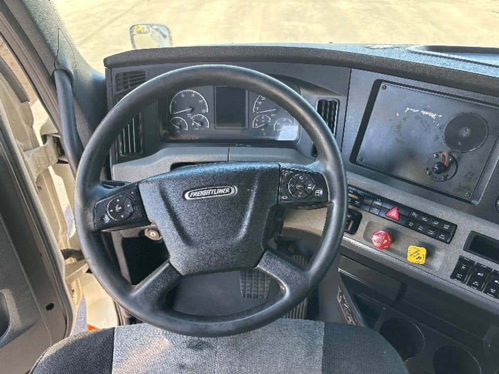 Sleeper Tractor-Heavy Duty Tractors-Freightliner-2021-T12664ST-El Paso-TX-731,993\n\t\tmiles-$ 39,250 - Image 11