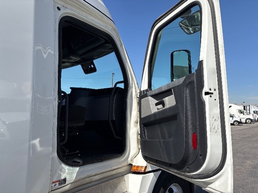 Sleeper Tractor-Heavy Duty Tractors-Freightliner-2021-T12664ST-El Paso-TX-731,993\n\t\tmiles-$ 39,250 - Image 13