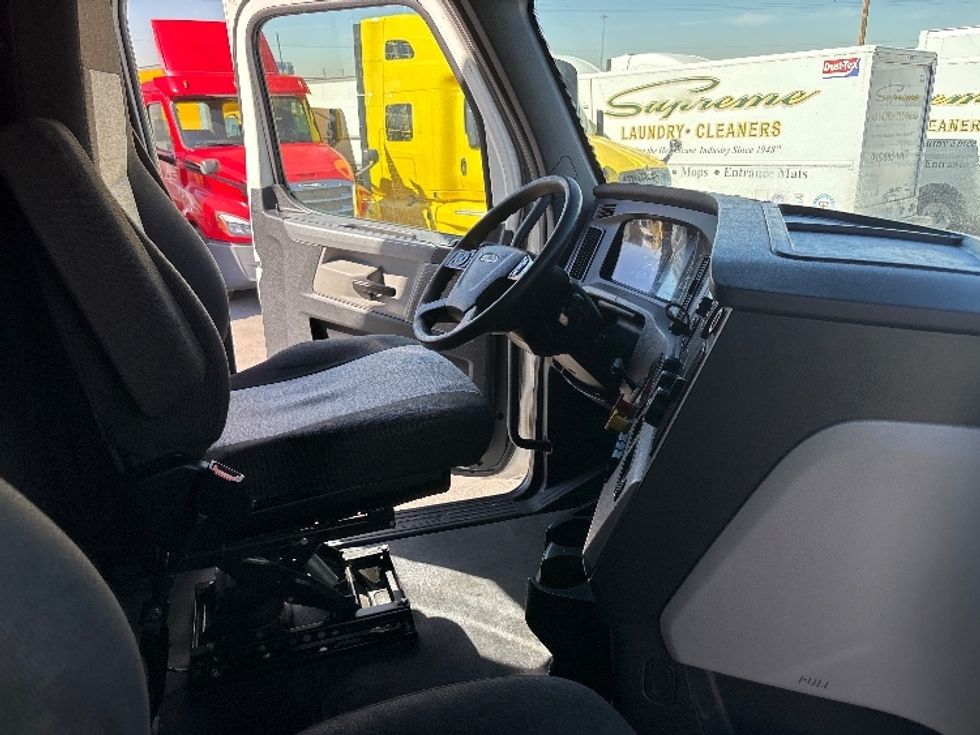 Sleeper Tractor-Heavy Duty Tractors-Freightliner-2021-T12664ST-El Paso-TX-731,993\n\t\tmiles-$ 39,250 - Image 15