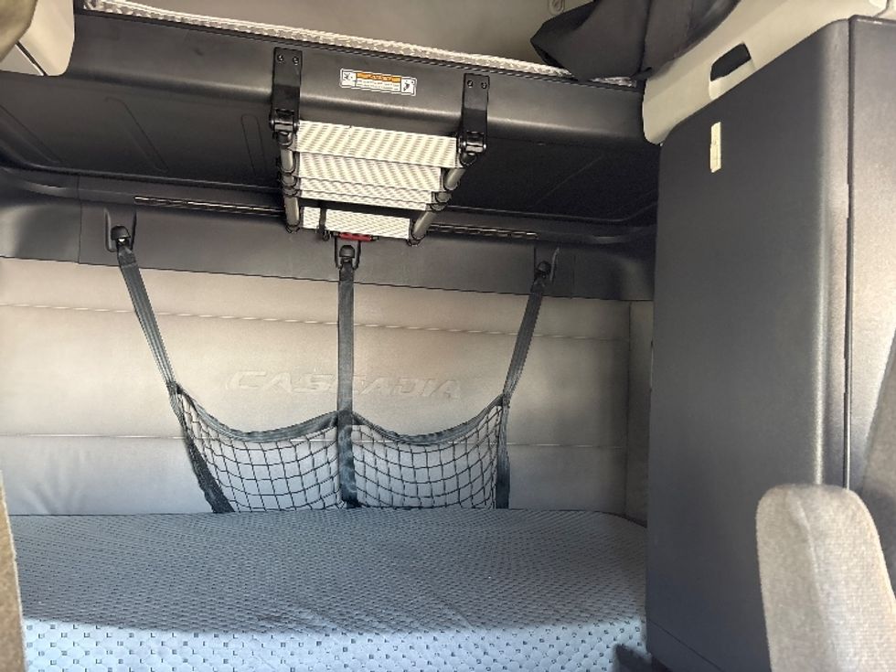 Sleeper Tractor-Heavy Duty Tractors-Freightliner-2021-T12664ST-El Paso-TX-731,993\n\t\tmiles-$ 39,250 - Image 16