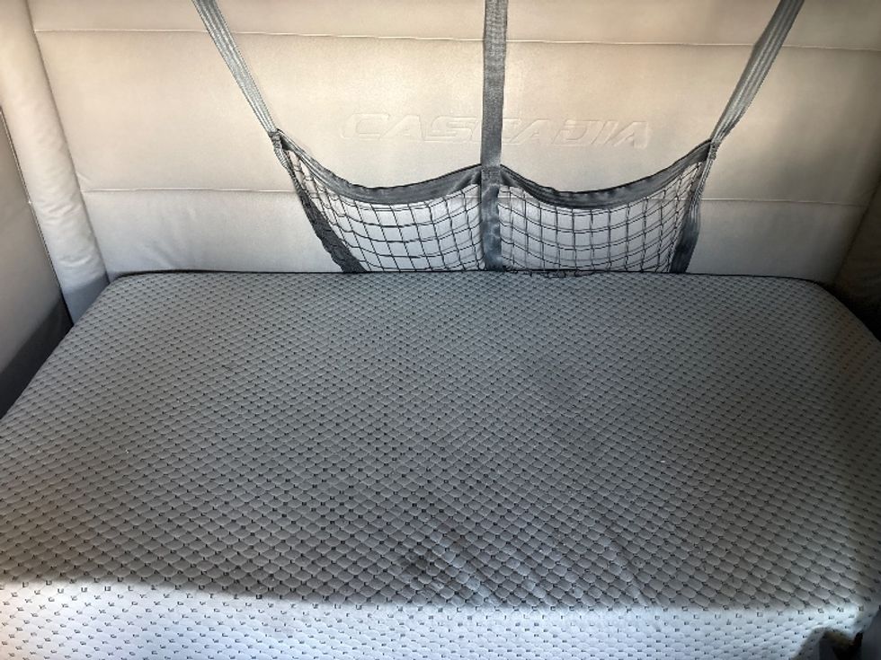 Sleeper Tractor-Heavy Duty Tractors-Freightliner-2021-T12664ST-El Paso-TX-731,993\n\t\tmiles-$ 39,250 - Image 17