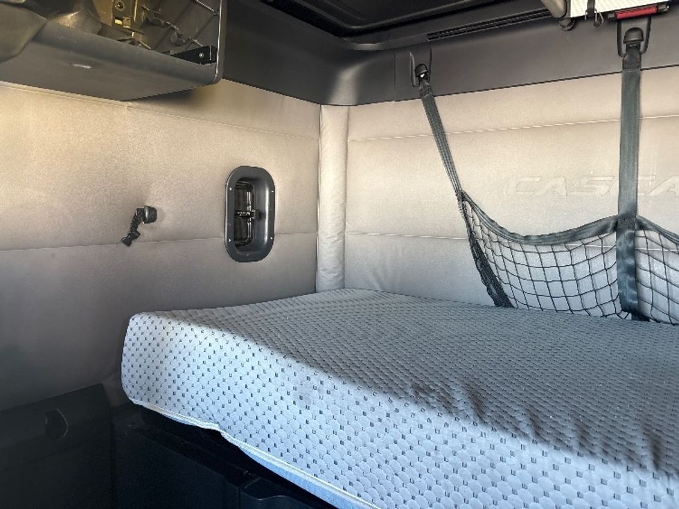 Sleeper Tractor-Heavy Duty Tractors-Freightliner-2021-T12664ST-El Paso-TX-731,993\n\t\tmiles-$ 39,250 - Image 19