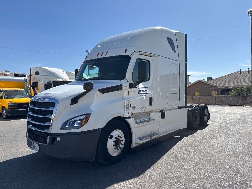 Sleeper Tractor-Heavy Duty Tractors-Freightliner-2021-T12664ST-El Paso-TX-731,993\n\t\tmiles-$ 39,250 - Image 3