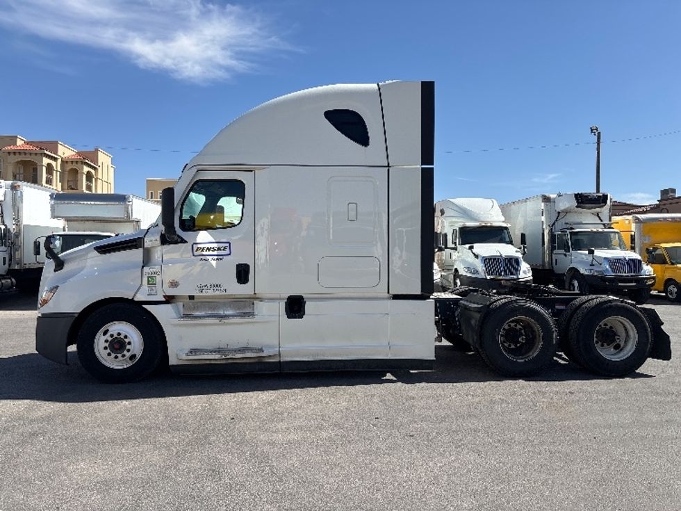 Sleeper Tractor-Heavy Duty Tractors-Freightliner-2021-T12664ST-El Paso-TX-731,993\n\t\tmiles-$ 39,250 - Image 4