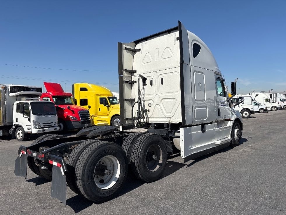 Sleeper Tractor-Heavy Duty Tractors-Freightliner-2021-T12664ST-El Paso-TX-731,993\n\t\tmiles-$ 39,250 - Image 7