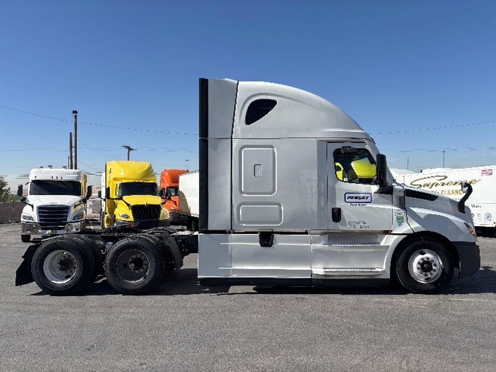 Sleeper Tractor-Heavy Duty Tractors-Freightliner-2021-T12664ST-El Paso-TX-731,993\n\t\tmiles-$ 39,250 - Image 8