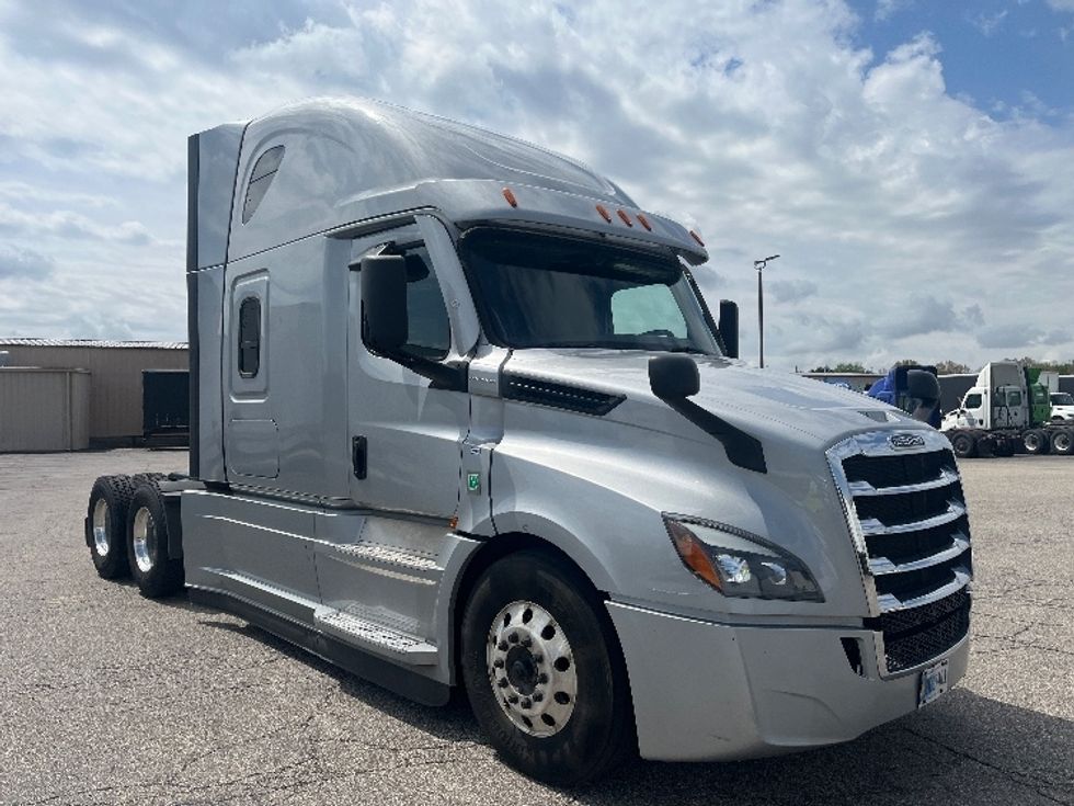 Sleeper Tractor-Heavy Duty Tractors-Freightliner-2021-T12664ST-Elkhart-IN-447,766\n\t\tmiles-$ 62,500 - Image 1