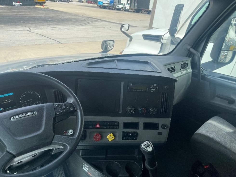 Sleeper Tractor-Heavy Duty Tractors-Freightliner-2021-T12664ST-Elkhart-IN-447,766\n\t\tmiles-$ 62,500 - Image 10