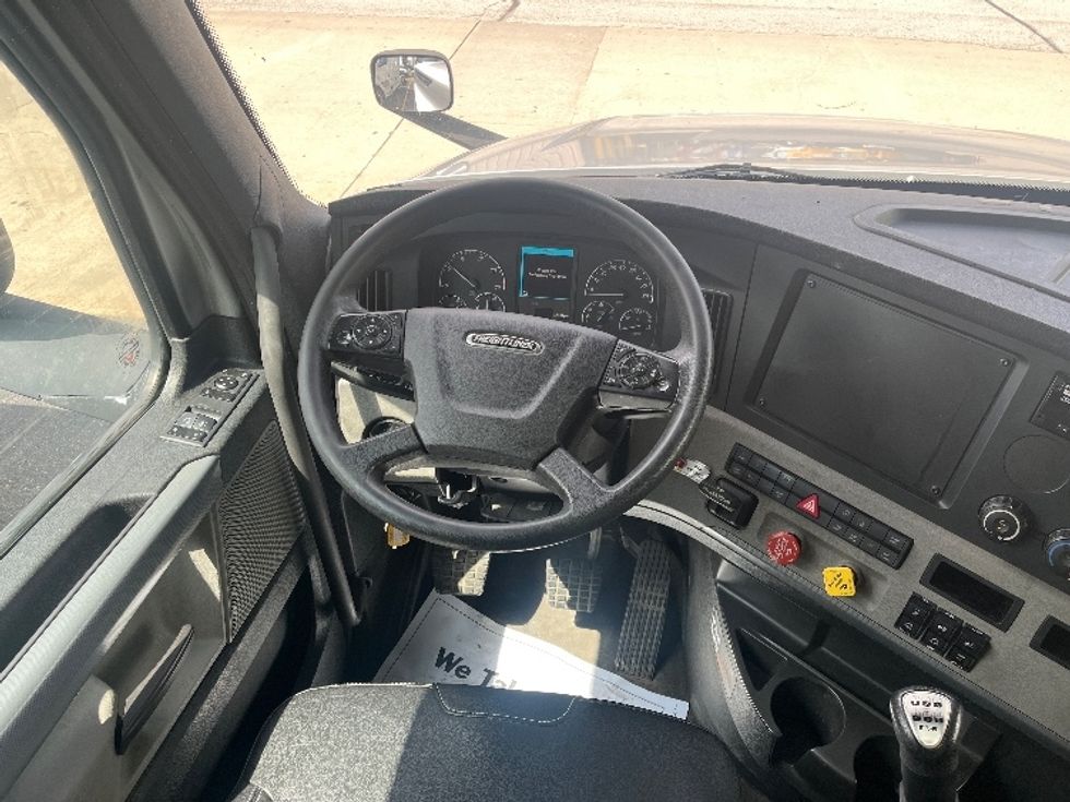 Sleeper Tractor-Heavy Duty Tractors-Freightliner-2021-T12664ST-Elkhart-IN-447,766\n\t\tmiles-$ 62,500 - Image 11