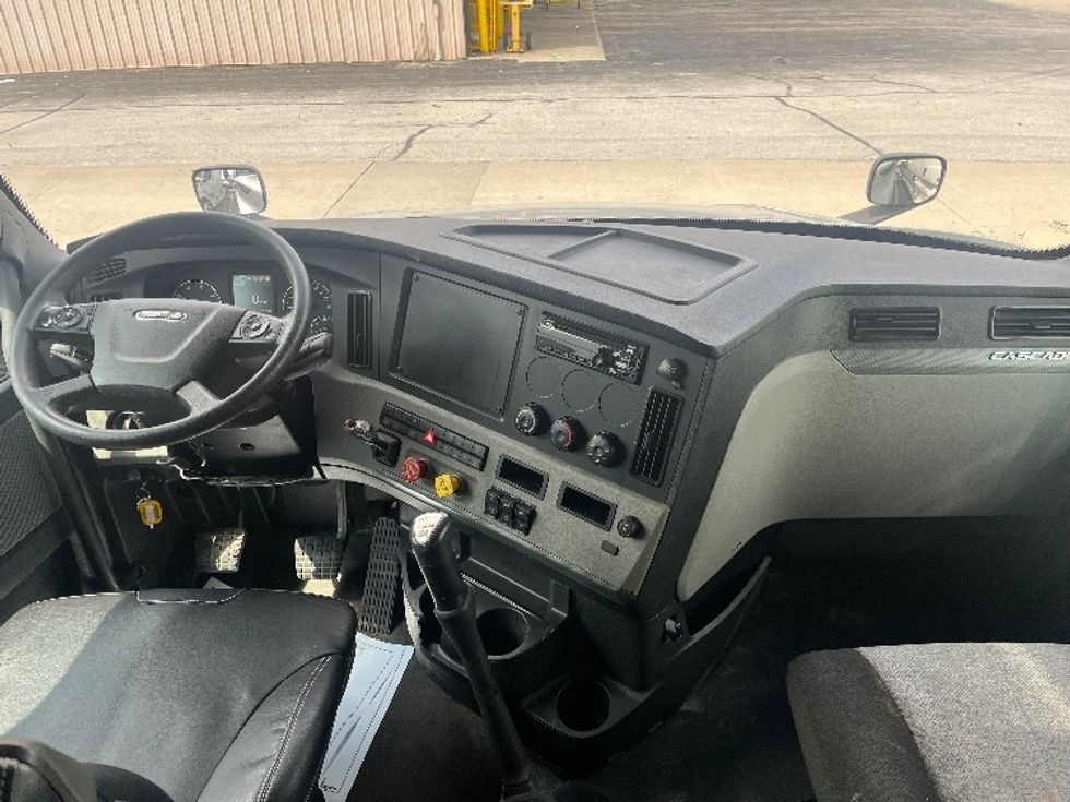 Sleeper Tractor-Heavy Duty Tractors-Freightliner-2021-T12664ST-Elkhart-IN-447,766\n\t\tmiles-$ 62,500 - Image 12