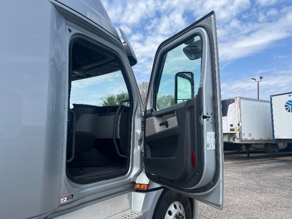 Sleeper Tractor-Heavy Duty Tractors-Freightliner-2021-T12664ST-Elkhart-IN-447,766\n\t\tmiles-$ 62,500 - Image 13