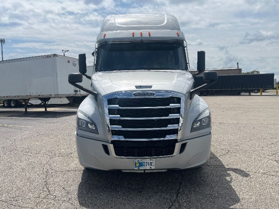 Sleeper Tractor-Heavy Duty Tractors-Freightliner-2021-T12664ST-Elkhart-IN-447,766\n\t\tmiles-$ 62,500 - Image 2