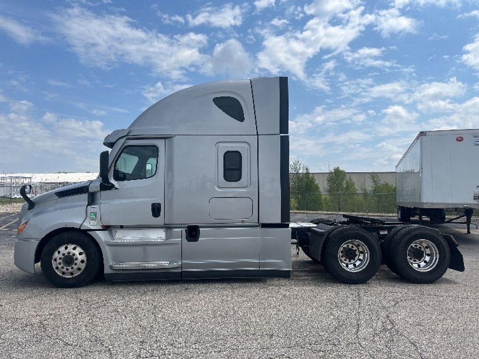Sleeper Tractor-Heavy Duty Tractors-Freightliner-2021-T12664ST-Elkhart-IN-447,766\n\t\tmiles-$ 62,500 - Image 4
