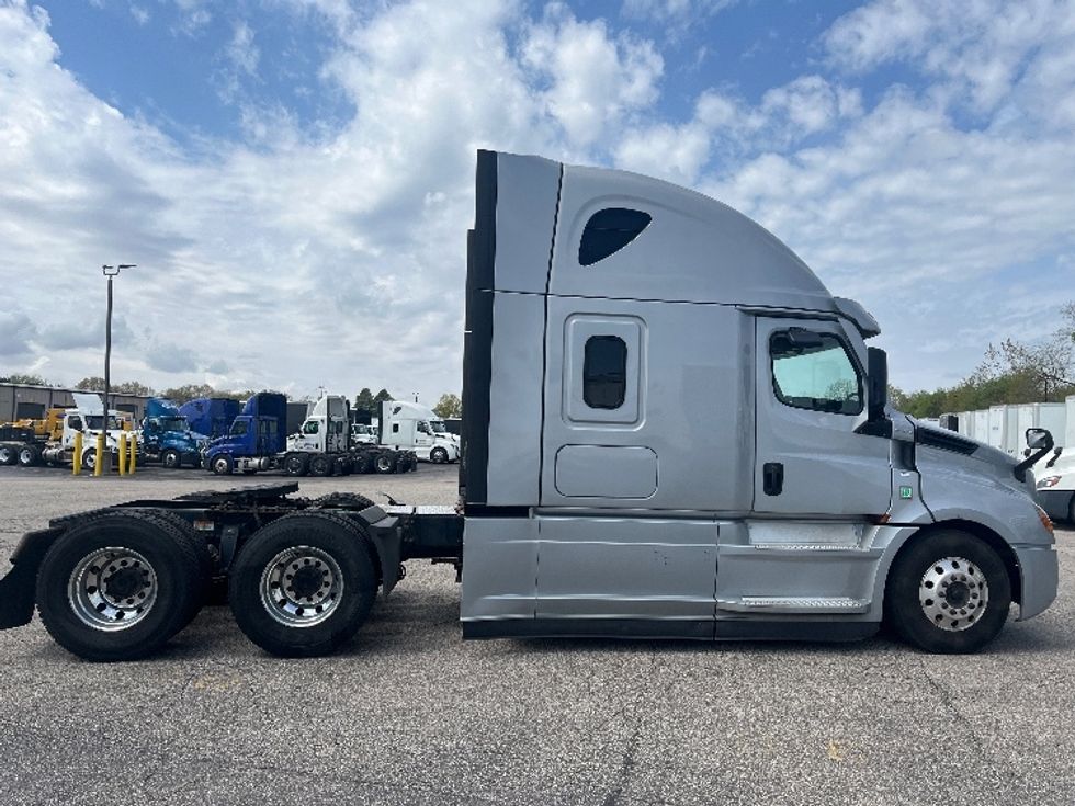 Sleeper Tractor-Heavy Duty Tractors-Freightliner-2021-T12664ST-Elkhart-IN-447,766\n\t\tmiles-$ 62,500 - Image 8