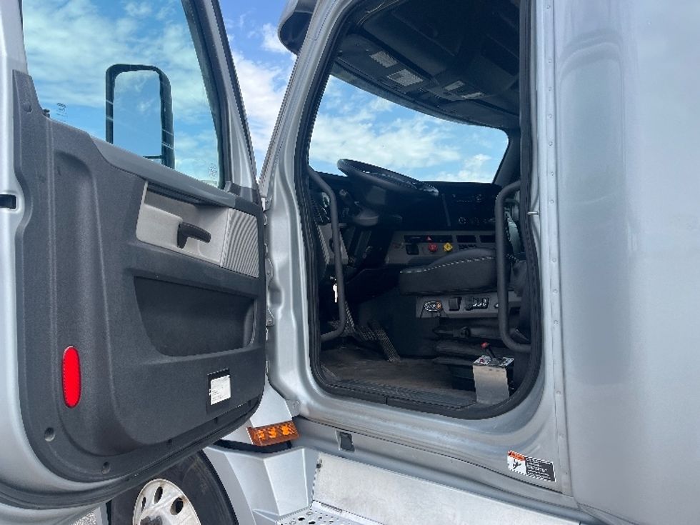 Sleeper Tractor-Heavy Duty Tractors-Freightliner-2021-T12664ST-Elkhart-IN-447,766\n\t\tmiles-$ 62,500 - Image 9