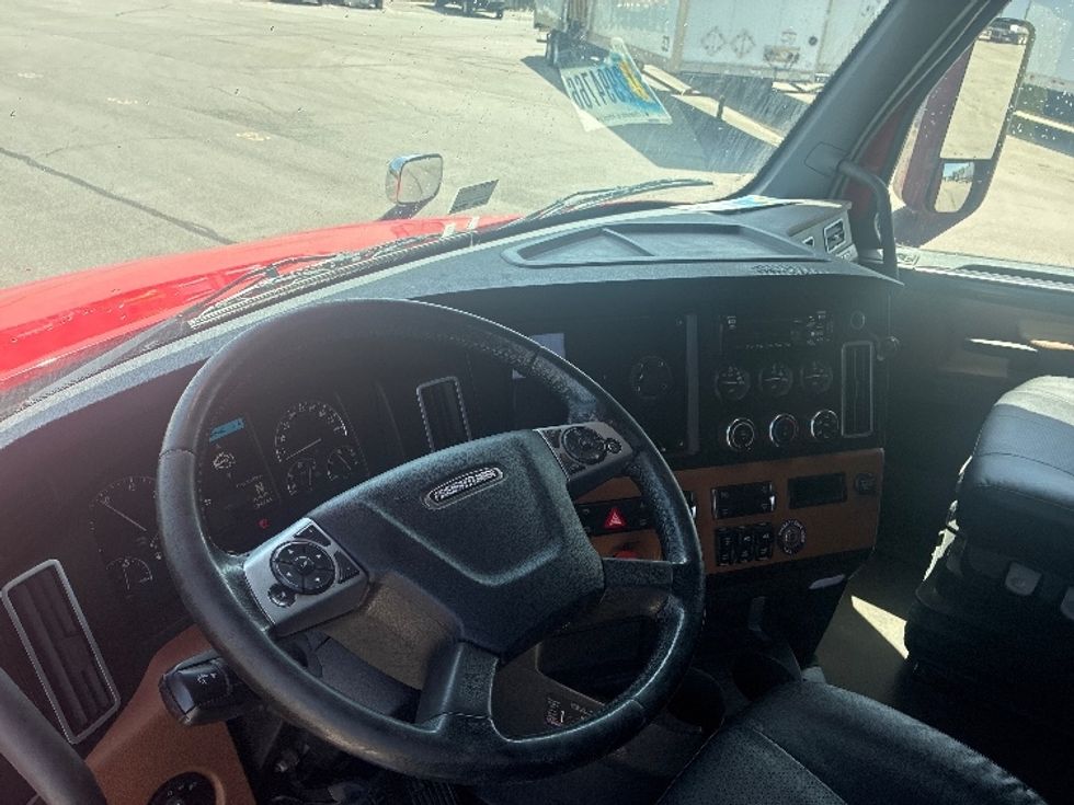 Sleeper Tractor-Heavy Duty Tractors-Freightliner-2021-T12664ST-Elkhart-IN-479,496\n\t\tmiles-$ 67,500 - Image 10