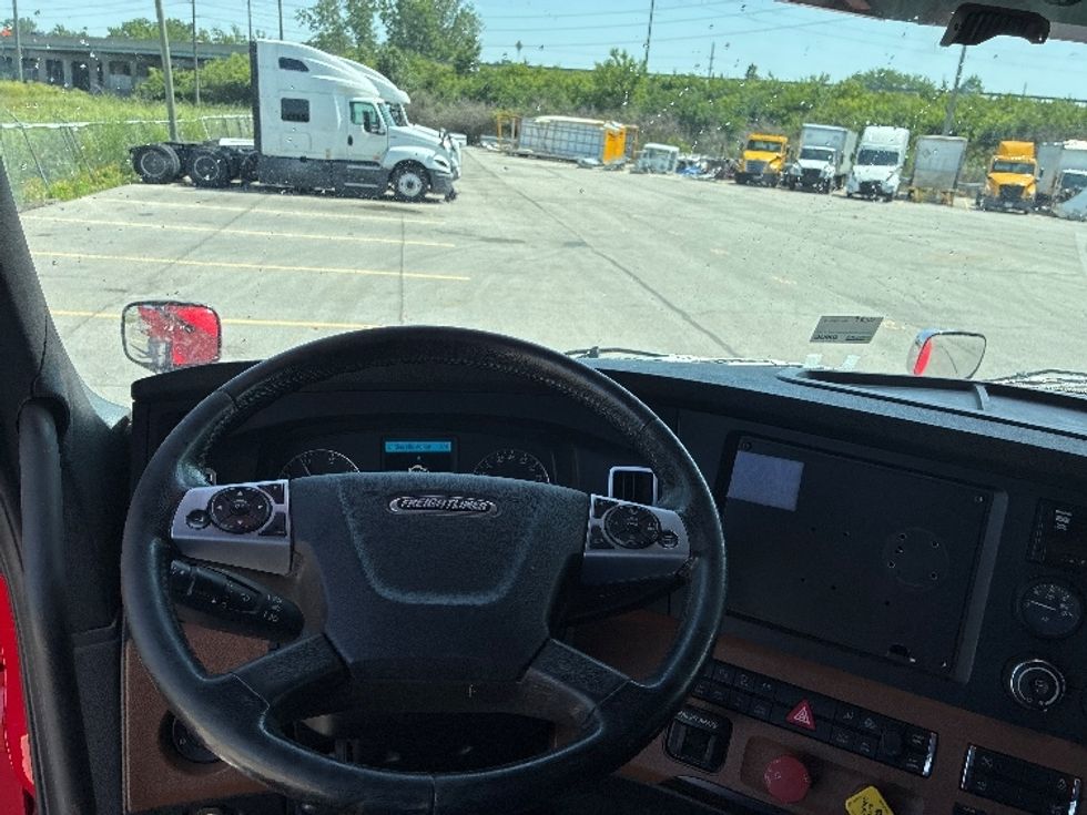 Sleeper Tractor-Heavy Duty Tractors-Freightliner-2021-T12664ST-Elkhart-IN-479,496\n\t\tmiles-$ 67,500 - Image 11