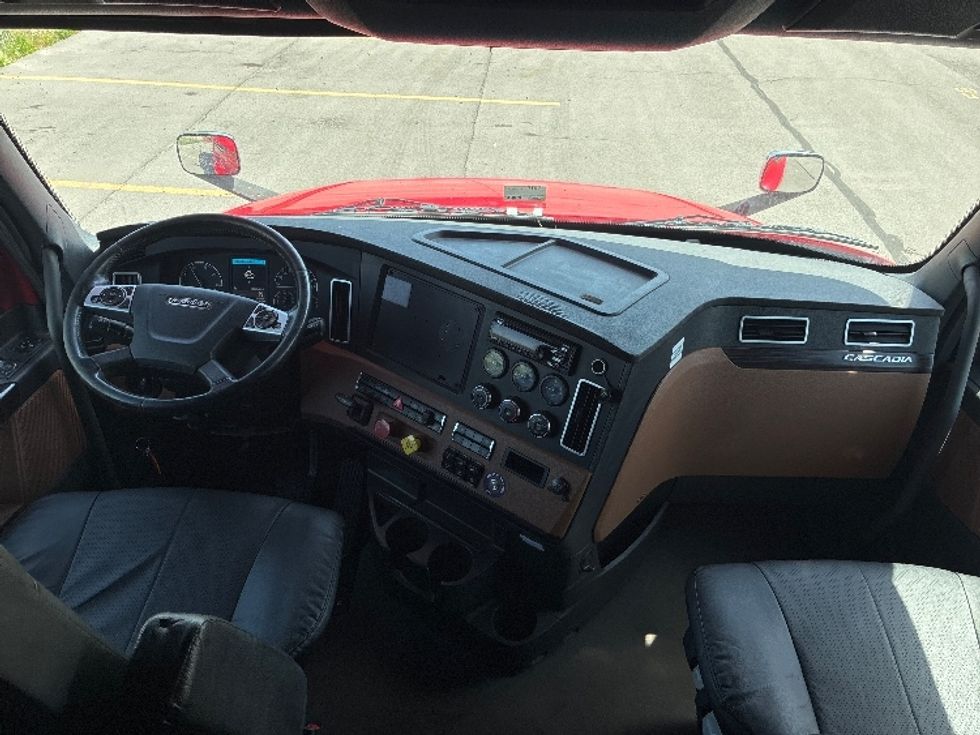 Sleeper Tractor-Heavy Duty Tractors-Freightliner-2021-T12664ST-Elkhart-IN-479,496\n\t\tmiles-$ 67,500 - Image 12