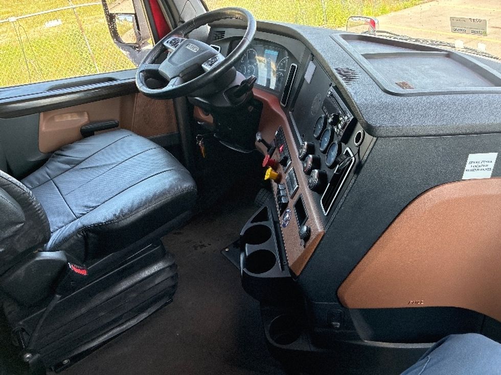 Sleeper Tractor-Heavy Duty Tractors-Freightliner-2021-T12664ST-Elkhart-IN-479,496\n\t\tmiles-$ 67,500 - Image 15