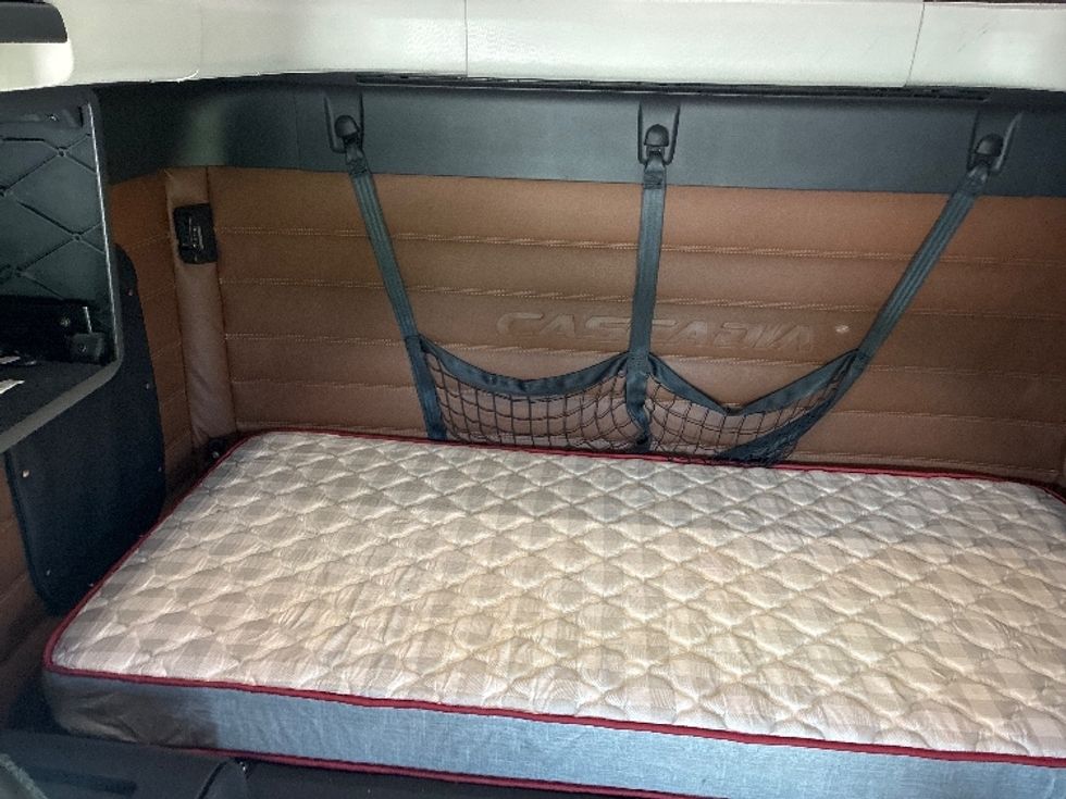 Sleeper Tractor-Heavy Duty Tractors-Freightliner-2021-T12664ST-Elkhart-IN-479,496\n\t\tmiles-$ 67,500 - Image 17