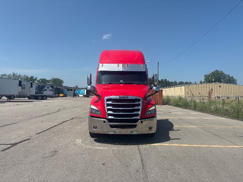 Sleeper Tractor-Heavy Duty Tractors-Freightliner-2021-T12664ST-Elkhart-IN-479,496\n\t\tmiles-$ 67,500 - Image 2