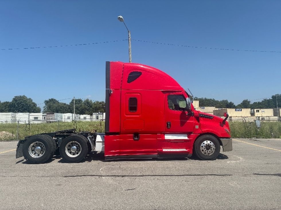 Sleeper Tractor-Heavy Duty Tractors-Freightliner-2021-T12664ST-Elkhart-IN-479,496\n\t\tmiles-$ 67,500 - Image 8