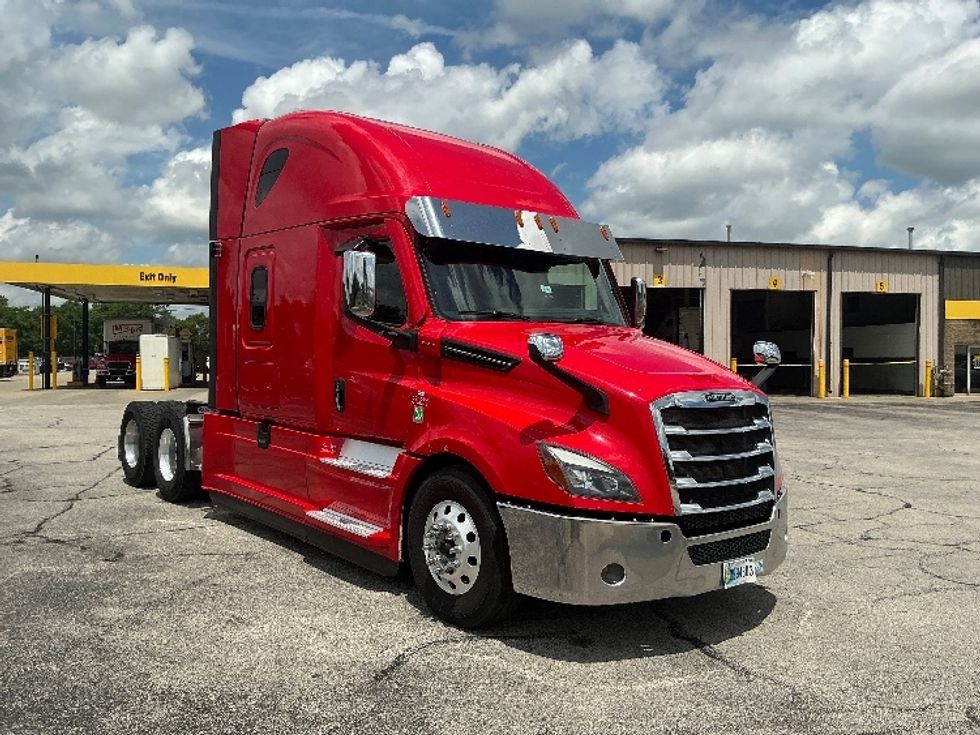 Sleeper Tractor-Heavy Duty Tractors-Freightliner-2021-T12664ST-Elkhart-IN-490,886\n\t\tmiles-$ 64,750 - Image 1