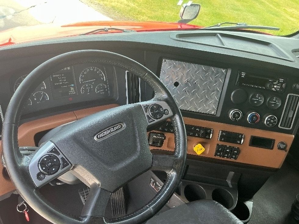Sleeper Tractor-Heavy Duty Tractors-Freightliner-2021-T12664ST-Elkhart-IN-490,886\n\t\tmiles-$ 64,750 - Image 11