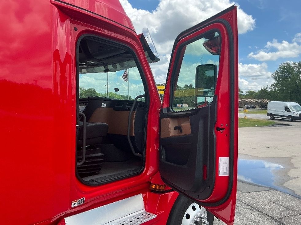 Sleeper Tractor-Heavy Duty Tractors-Freightliner-2021-T12664ST-Elkhart-IN-490,886\n\t\tmiles-$ 64,750 - Image 13