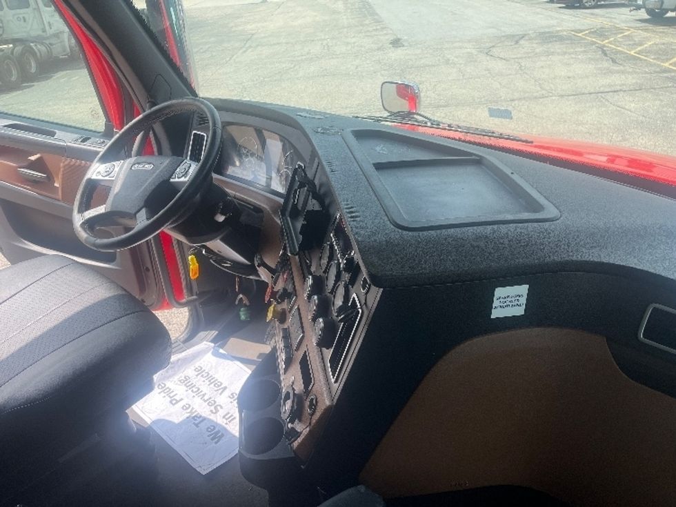 Sleeper Tractor-Heavy Duty Tractors-Freightliner-2021-T12664ST-Elkhart-IN-490,886\n\t\tmiles-$ 64,750 - Image 15