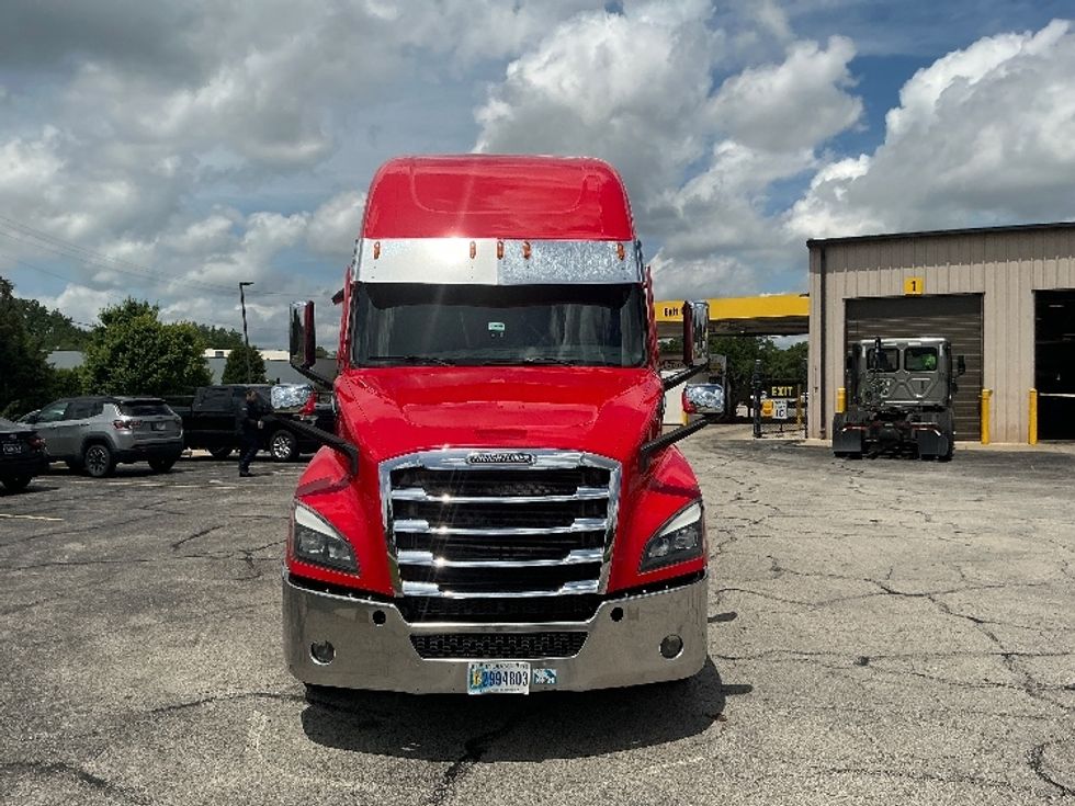 Sleeper Tractor-Heavy Duty Tractors-Freightliner-2021-T12664ST-Elkhart-IN-490,886\n\t\tmiles-$ 64,750 - Image 2